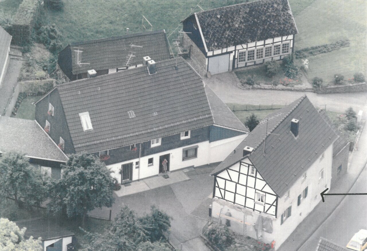 Luftaufnahme -mit Pfeil-, o.D., Sammlung Ingrid Kleine-Kalvelage