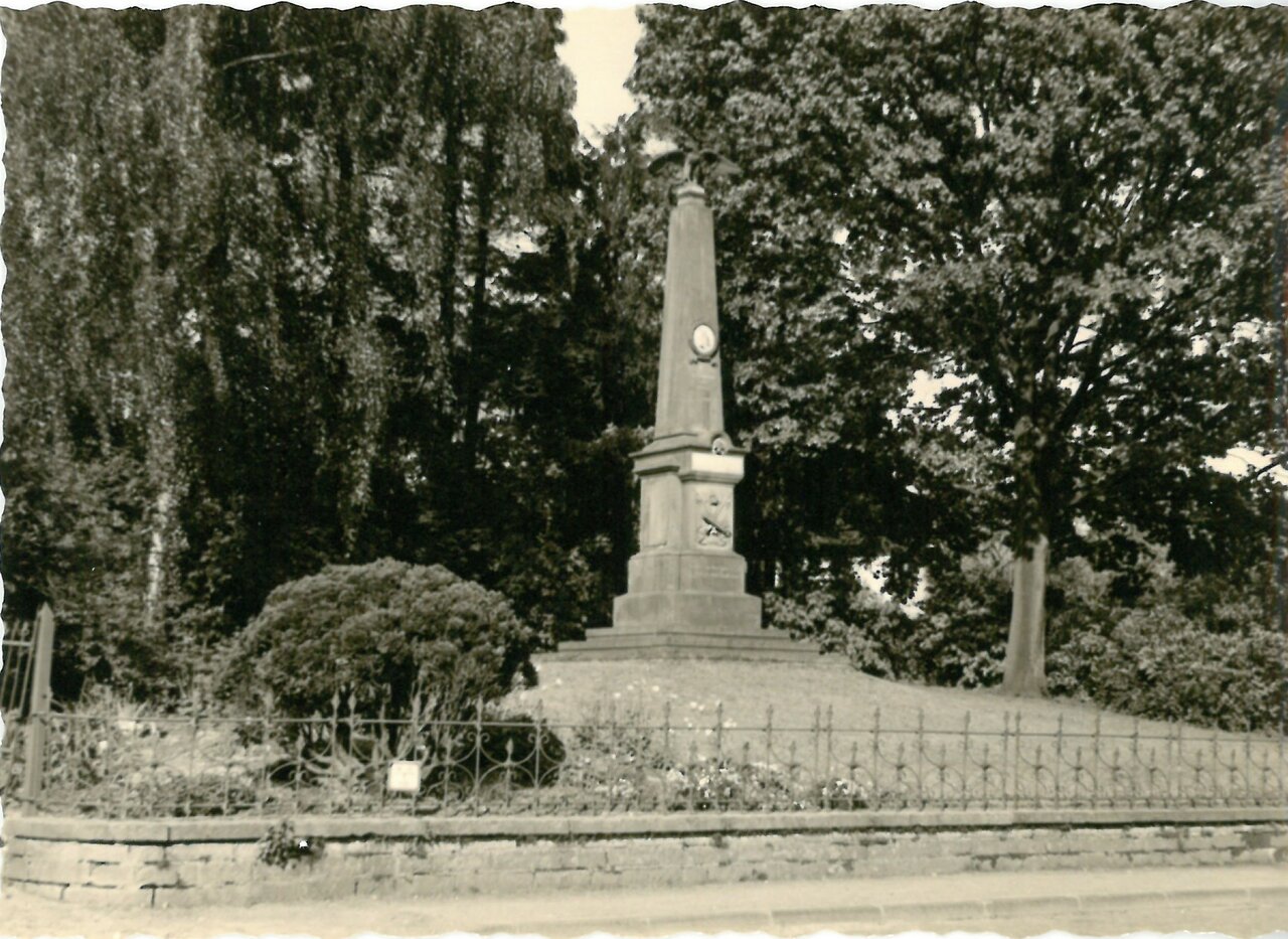 Kriegerdenkmal, Eichenhofstraße 8, o.D. aus GAL Fotobestand 1931-1974 Nr. 157 aus Sammlung Ursula Homberg Nr. 142, Fotograf Pfeifer