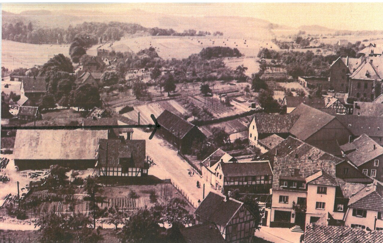 Blick auf die Kölner Stra0e 14 (mit Pfeil), o.D. GAL Fotobestand 1931-1974 Nr. 384, Fotograf unbekannt