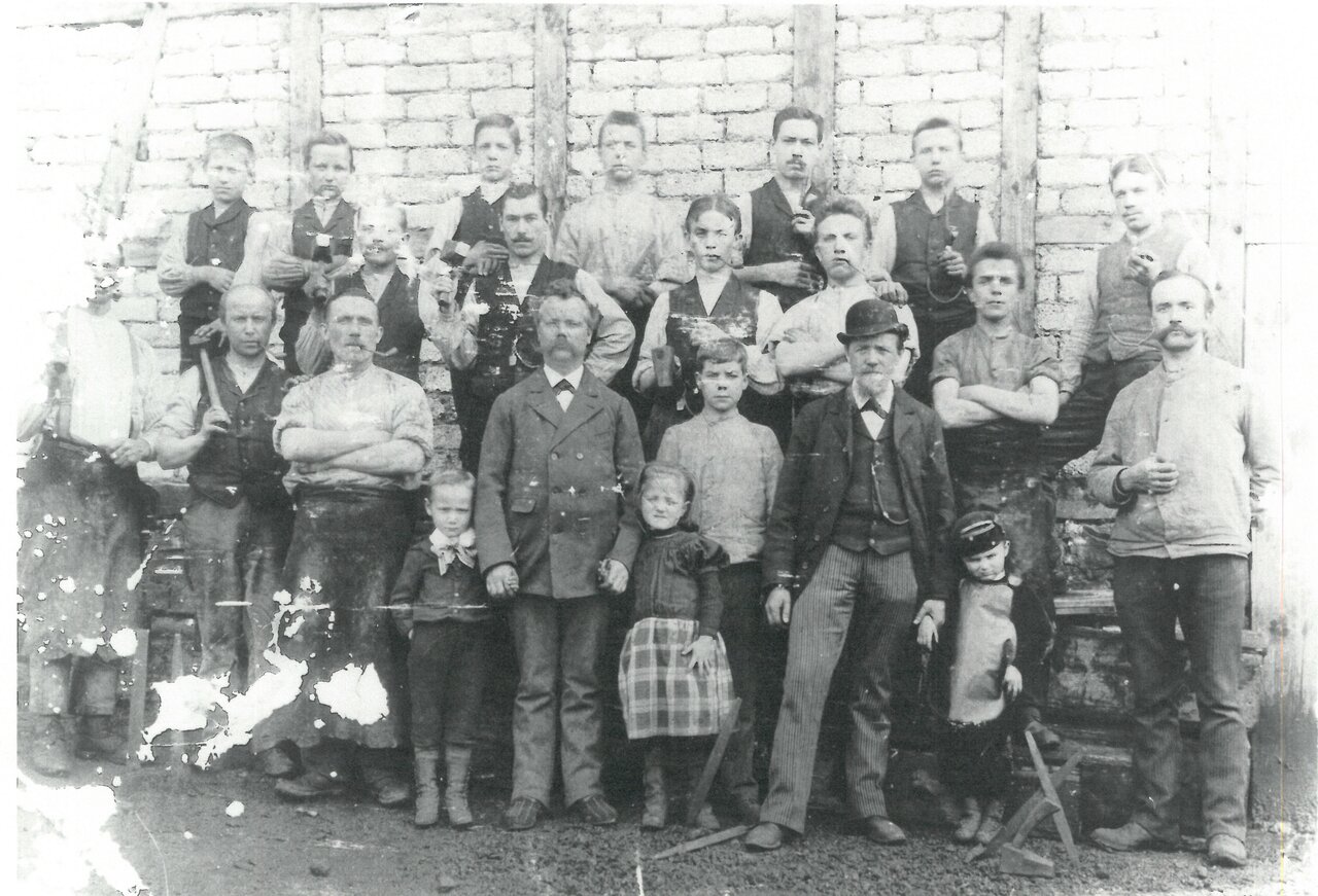 Belegschaft der Feilenhauerei Irlenbusch, ca 1909, Fotograf unbekannt von Huberta Höher, Lindlar