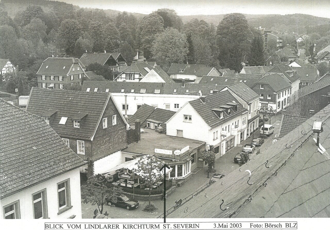 Blick vom Kirchturm der Kath. Pfarrkirche St. Severin Lindlar -mit Pfeil-, 03.05.2003, Foto: Börsch, BLZ