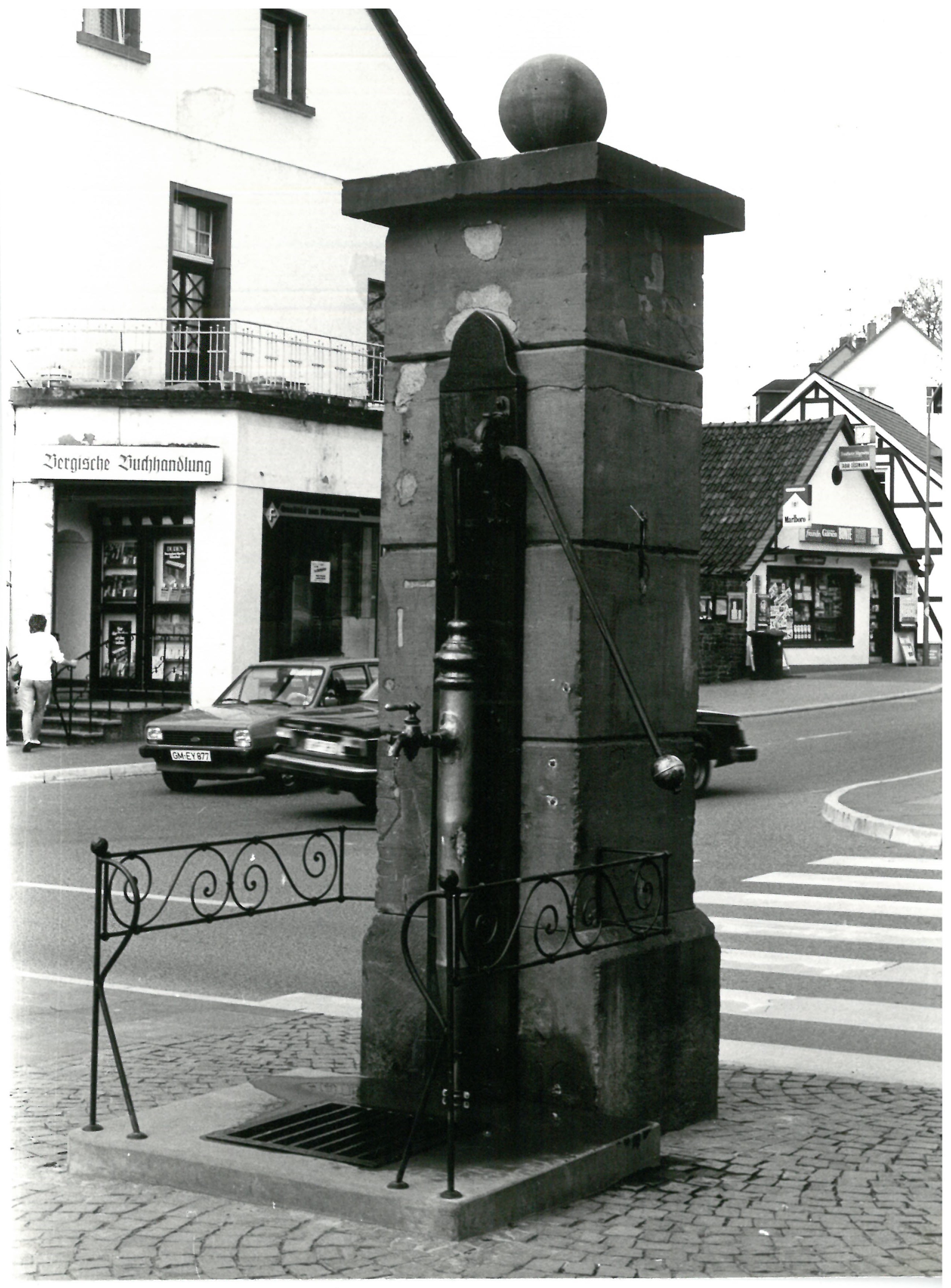 O Alter Kirchhof mit Brunnen